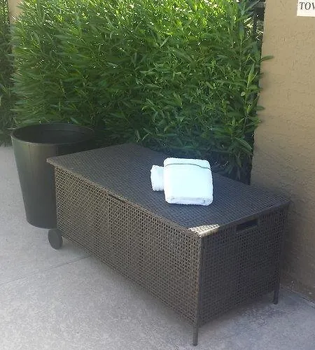 Hotel By The Mall Phoenix Airport 3*