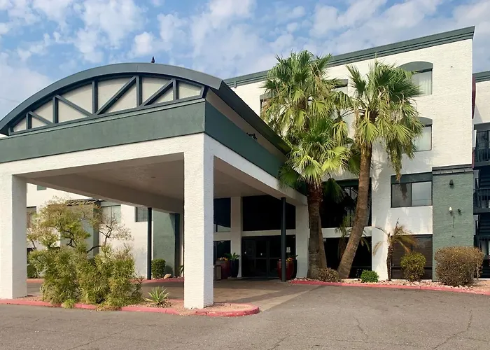 Hotel By The Mall Phoenix Airport 3*