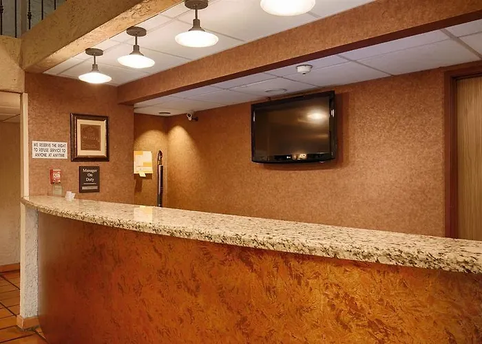 By The Mall Phoenix Airport Hotel 3*