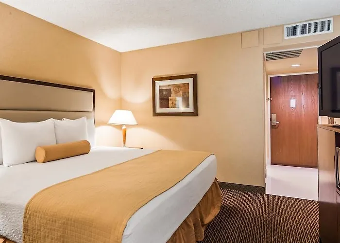 By The Mall Phoenix Airport Hotel 3*