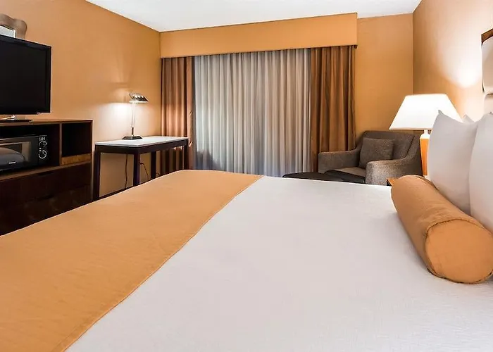 By The Mall Phoenix Airport Hotel