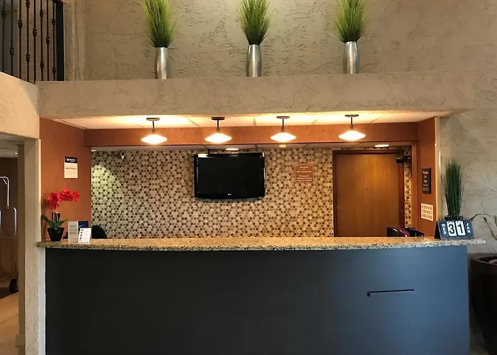 By The Mall Phoenix Airport 3*